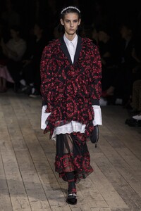 defile-simone-rocha-printemps-ete-2020-londres-look-30.thumb.jpg.4b8f8d333b6067afddbb1f198b78a55f.jpg