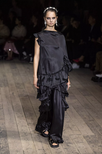 defile-simone-rocha-printemps-ete-2020-londres-look-46.thumb.jpg.76502c6cb304ddcefb665ded3bcd3eef.jpg