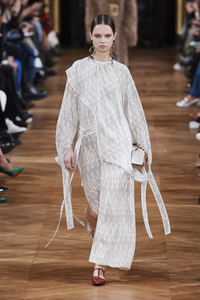 defile-stella-mccartney-automne-hiver-2020-2021-paris-look-4.thumb.jpg.0768d17056062fc42b7a96907fc86d51.jpg