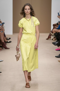 defile-tod039s-printemps-ete-2020-milan-look-13.thumb.jpg.cf6c583af0fa4acb5a116160b62f98d3.jpg