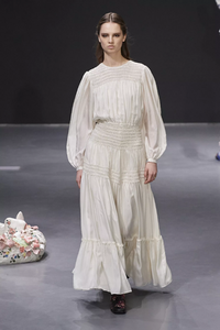defile-tory-burch-automne-hiver-2020-2021-new-york-look-10.thumb.jpg.7246f576bae709df1ae3425f94eb328c.jpg