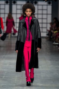 defile-trussardi-automne-hiver-2018-2019-milan-look-42.thumb.jpg.a65178ecfe5e9f23c32ce0a5263c9914.jpg