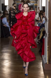 defile-valentino-automne-hiver-2018-2019-paris-look-34.thumb.jpg.b1663c4d63618419f3703dc3ab49ef9b.jpg