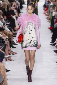 defile-valentino-automne-hiver-2019-2020-paris-look-26.thumb.jpg.8300433eee6c591b9ba4e1295fb89068.jpg