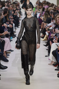 defile-valentino-automne-hiver-2020-2021-paris-look-28.thumb.jpg.f88e17e23619f63425c1d37e28665d22.jpg