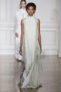 defile-valentino-printemps-ete-2017-paris-look-18.thumb.jpg.bf791db457aaf7dbddca7720539d2956.jpg