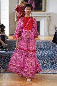 defile-valentino-printemps-ete-2017-paris-look-45.thumb.jpg.0baf0f02a35a004e93be0f33d1f68aba.jpg