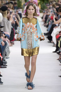 defile-valentino-printemps-ete-2019-paris-look-55.thumb.jpg.2cdd62476914bbaf96e6750bfdb375f2.jpg