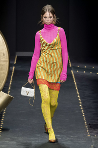 defile-versace-automne-hiver-2019-2020-milan-look-27.thumb.jpg.4850b5b6c22a2b88b8812a6435eb8498.jpg