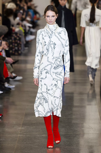 defile-victoria-beckham-automne-hiver-2019-2020-londres-look-25.thumb.jpg.3fc8171981472ca3151a4823168c5c5a.jpg