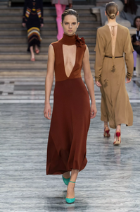 defile-victoria-beckham-printemps-ete-2020-londres-look-34.thumb.jpg.a57b7c9d3b7a985392f31df6e9a38a83.jpg