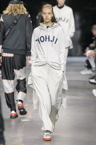 defile-y-3-automne-hiver-2019-2020-paris-look-23.thumb.jpg.9534713d22e5f00fa795a971d940c21a.jpg