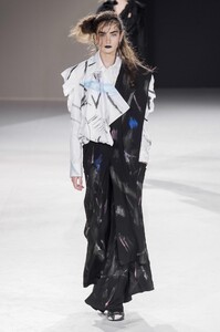 defile-yohji-yamamoto-automne-hiver-2019-2020-paris-look-11.thumb.jpg.253284fd5a9172a485c7bd7ead20eaac.jpg