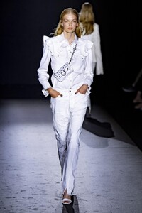 defile-zadig-amp-voltaire-printemps-ete-2020-paris-look-11.thumb.jpg.8bb21b180d5897ec107881c9d46f53cc.jpg