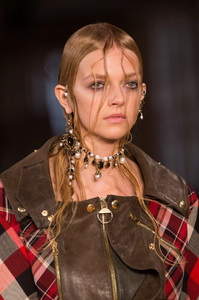 detail-defile-alexander-mcqueen-printemps-ete-2018-paris-detail-74.thumb.jpg.7ce9577016a1336260df1183d97031a3.jpg