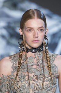 detail-defile-alexander-mcqueen-printemps-ete-2019-paris-detail-136.thumb.jpg.6e2ba02bc6199bd1dd5aa16af00bac98.jpg