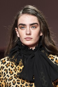 detail-defile-blumarine-automne-hiver-2019-2020-milan-detail-132.thumb.jpg.00200f73b67ed401d5cae623f393ce70.jpg