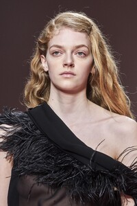 detail-defile-blumarine-automne-hiver-2019-2020-milan-detail-157.thumb.jpg.90155d17201d4b1ea75f6e5888263142.jpg