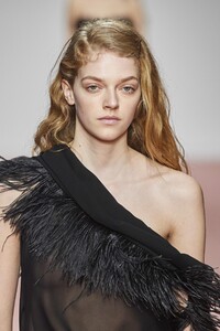 detail-defile-blumarine-automne-hiver-2019-2020-milan-detail-200.thumb.jpg.c021af051d36a7cbacd9c74446036ce8.jpg