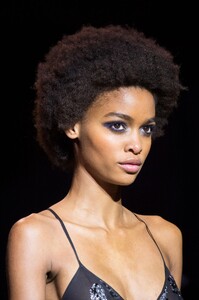 detail-defile-carolina-herrera-automne-hiver-2018-2019-new-york-detail-63.thumb.jpg.060a9f44de84fc24471371d27a605c55.jpg
