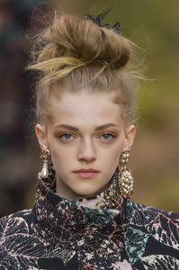 detail-defile-chanel-automne-hiver-2018-2019-paris-detail-216.thumb.jpg.4cb7cce529b365f0cafbb9c2b08985cf.jpg