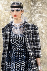 detail-defile-chanel-printemps-ete-2018-paris-detail-101.thumb.jpg.5ab96e7d06177bd0355dfcd1baebd1ef.jpg