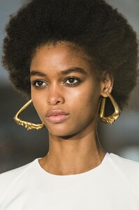 detail-defile-derek-lam-automne-hiver-2018-2019-new-york-detail-93.thumb.jpg.2ecfb272547cee22ca5a1cba91778b0b.jpg