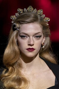 detail-defile-dolce-amp-gabbana-automne-hiver-2019-2020-milan-detail-437.thumb.jpg.dd6cf1f211f685d2c8f39deadb3e7165.jpg
