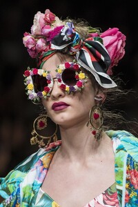 detail-defile-dolce-amp-gabbana-printemps-ete-2019-milan-detail-294.thumb.jpg.937e9d738168aed769f945289bace8cb.jpg