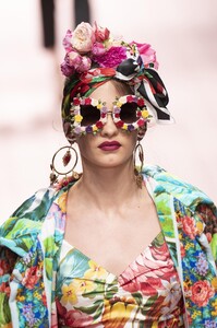 detail-defile-dolce-amp-gabbana-printemps-ete-2019-milan-detail-610.thumb.jpg.be15d47a8158a55f7ebeb722133c1722.jpg