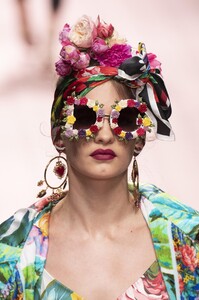 detail-defile-dolce-amp-gabbana-printemps-ete-2019-milan-detail-611.thumb.jpg.aa1ce7e403c56b4c8bb214b2ed252479.jpg