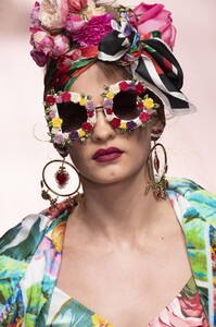 detail-defile-dolce-amp-gabbana-printemps-ete-2019-milan-detail-612.thumb.jpg.d46b06eb36dc0a8745d84b283d2868c7.jpg