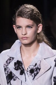 detail-defile-fendi-automne-hiver-2017-2018-paris-detail-44.thumb.jpg.4134df8d794f5094cf1ab9c67535fc66.jpg