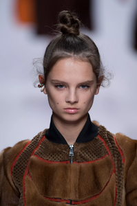 detail-defile-fendi-printemps-ete-2019-milan-detail-324.thumb.jpg.304f2ffdfc477681abfa8cf4ed7bb6e8.jpg