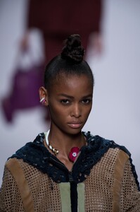 detail-defile-fendi-printemps-ete-2019-milan-detail-350.thumb.jpg.920c25191aa9a5fc9d41567461e0fe6b.jpg