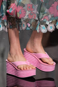 detail-defile-fendi-printemps-ete-2020-milan-detail-159.thumb.jpg.097bd0bc13784f4619049b66778fc2a4.jpg