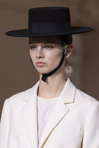 detail-defile-giambattista-valli-automne-hiver-2020-2021-paris-detail-176.thumb.jpg.01836dfb1aec0a2cd9dd969123b82e2e.jpg