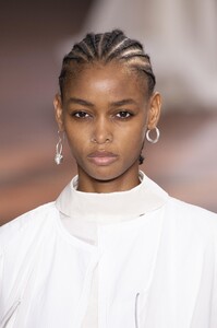 detail-defile-jil-sander-printemps-ete-2019-milan-detail-353.thumb.jpg.115f8a0443287eb85f32c43ce1e9f159.jpg