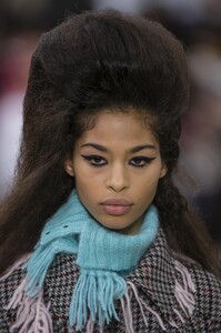 detail-defile-miu-miu-automne-hiver-2018-2019-paris-detail-129.thumb.jpg.646c5bd21033b657640362887f34af89.jpg