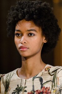detail-defile-oscar-de-la-renta-automne-hiver-2018-2019-new-york-detail-81.thumb.jpg.407a85ad48a808ea1cdfc69b70340232.jpg