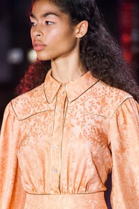 detail-defile-peter-pilotto-printemps-ete-2019-londres-detail-111.thumb.jpg.cb8949128df683b6cb9881f7fa9ec5ff.jpg
