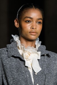 detail-defile-philosophy-di-lorenzo-serafini-automne-hiver-2018-2019-milan-detail-9.thumb.jpg.50f6905d17d22ce6d99da4edee916a99.jpg