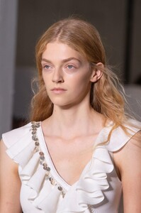 detail-defile-roberto-cavalli-printemps-ete-2019-milan-detail-186.thumb.jpg.95d9f41c0ee3cdca69cd123ea403c44f.jpg