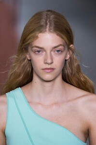 detail-defile-roberto-cavalli-printemps-ete-2019-milan-detail-201.thumb.jpg.637841f1ddb393e9b2d32bbc55482334.jpg
