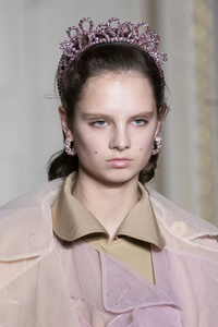 detail-defile-simone-rocha-automne-hiver-2019-2020-londres-detail-16.thumb.jpg.d23f573b27a466de9d65d3b2238ff19f.jpg