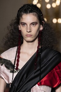 detail-defile-simone-rocha-automne-hiver-2020-2021-londres-detail-41.thumb.jpg.f16229c4dd0937cf1482cf437cf7a319.jpg