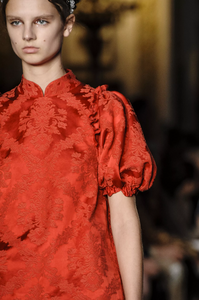 detail-defile-simone-rocha-printemps-ete-2019-londres-detail-29.thumb.jpg.ee4daa0e2e04b45b5165e388bbc106fa.jpg