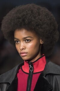 detail-defile-trussardi-automne-hiver-2018-2019-milan-detail-123.thumb.jpg.355df3bd4fa8031eabfbdf956d76f97d.jpg