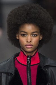 detail-defile-trussardi-automne-hiver-2018-2019-milan-detail-229.thumb.jpg.f31cc348a9a3c6bb568ec7fce65924c4.jpg