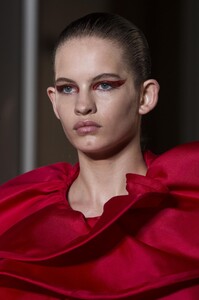 detail-defile-valentino-automne-hiver-2018-2019-paris-detail-71.thumb.jpg.cb0bd2462835db0afdf99a9e89b89156.jpg